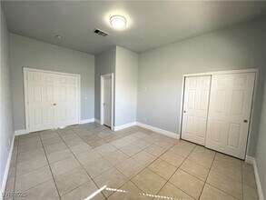 70 Castle Creek Ct in Las Vegas, NV - Foto de edificio - Building Photo