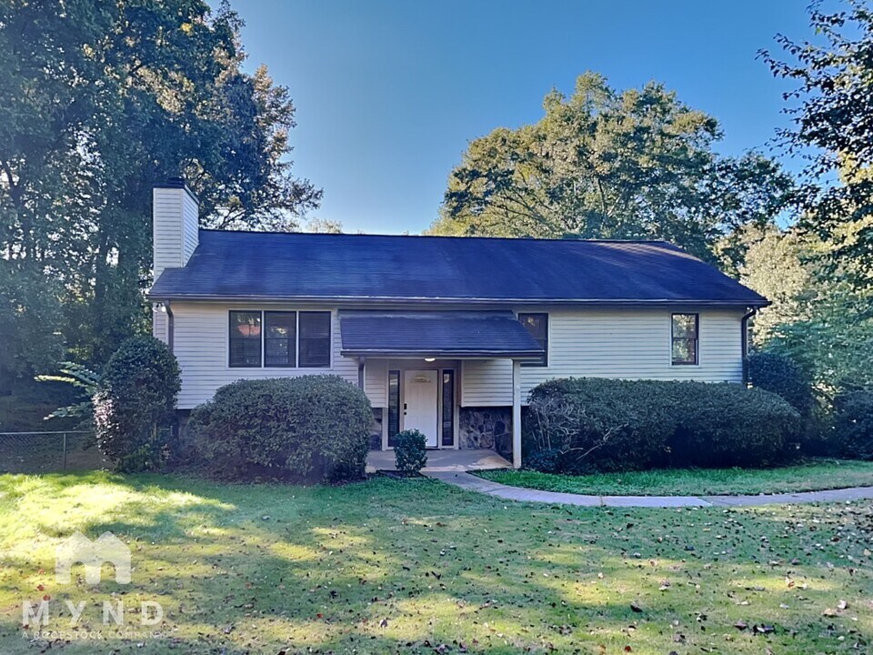 3255 Sharon Ln in Cumming, GA - Building Photo