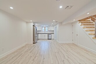 47 Poplar St in Jersey City, NJ - Building Photo - Building Photo