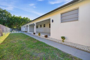 2440 Hayes St in Hollywood, FL - Building Photo