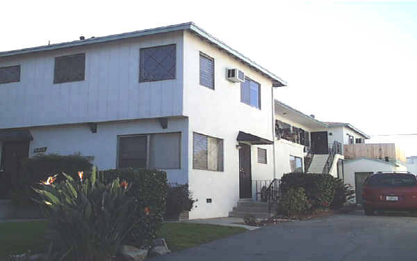 5323 Hermitage Ave in Valley Village, CA - Foto de edificio - Building Photo