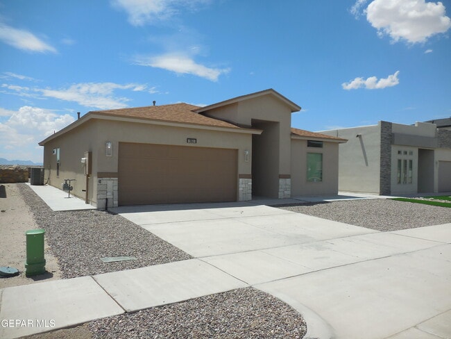 561 Oakmont in El Paso, TX - Building Photo - Building Photo