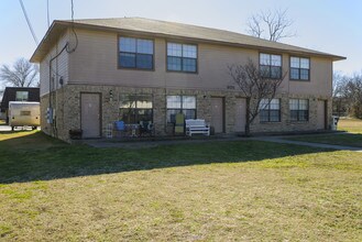 605 Meadow View Ct in Denton, TX - Foto de edificio - Building Photo