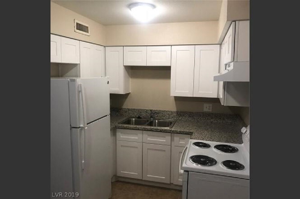 605 S Royal Crest Cir, Unit 4 in Las Vegas, NV - Building Photo