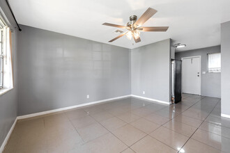 528 NE 20th Ln in Boynton Beach, FL - Building Photo - Building Photo
