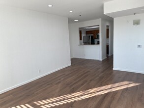 19350 Sherman Way, Unit 208 in Los Angeles, CA - Foto de edificio - Building Photo