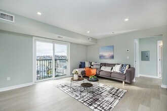 440 American Legion Hwy, Unit #205 in Revere, MA - Foto de edificio - Building Photo