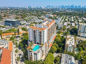 888 S Douglas Rd, Unit 807 in Coral Gables, FL - Foto de edificio - Building Photo