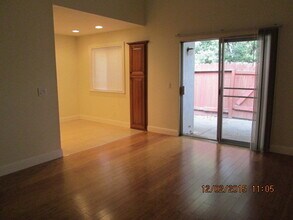 373 Eldridge Ave in Vacaville, CA - Foto de edificio - Building Photo