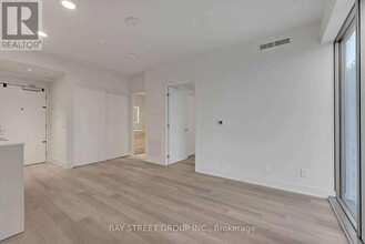 8-2408 Cumberland St in Toronto, ON - Building Photo - Building Photo