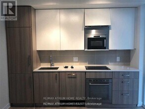 17-817 Dundonald St in Toronto, ON - Building Photo - Building Photo
