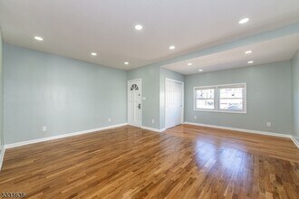 19 Walnut Pkwy in Montclair, NJ - Building Photo - Building Photo