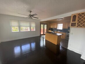 6121 Racine, Unit B in Oakland, CA - Building Photo - Building Photo