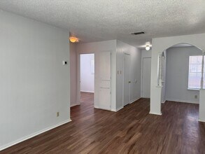 132 Meadow Way in Converse, TX - Foto de edificio - Building Photo