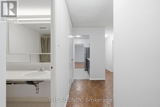 2350 Dundas St W in Toronto, ON - Building Photo - Building Photo