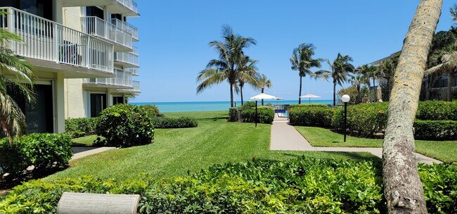 4450 Highway A1A, Unit 102 in Vero Beach, FL - Foto de edificio - Building Photo