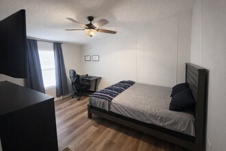 2398 County Rd 306 in Floresville, TX - Foto de edificio - Building Photo