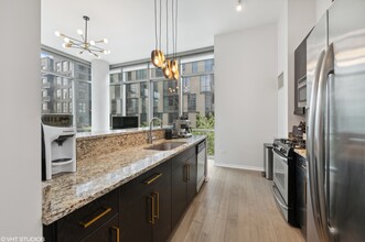 123 S Green St, Unit 11E in Chicago, IL - Foto de edificio - Building Photo