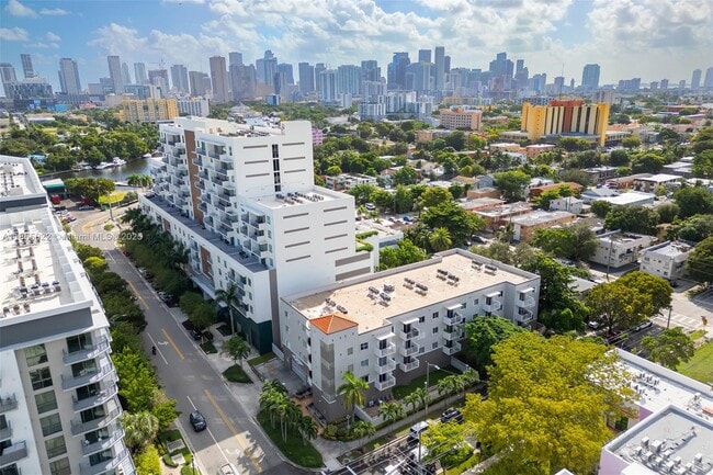 1060 NW 7th St in Miami, FL - Building Photo - Building Photo
