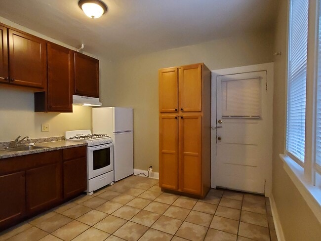 1927 E Hillcrest Ave, Unit 3 in Milwaukee, WI - Foto de edificio - Building Photo