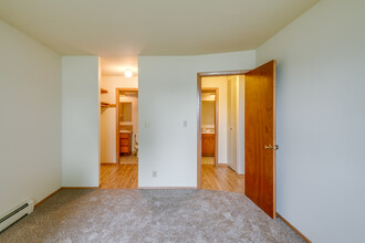 PENN ARMS APARTMENTS in Milwaukee, WI - Building Photo - Interior Photo