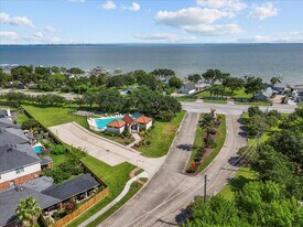 207 Sea Breeze Dr in Bacliff, TX - Building Photo