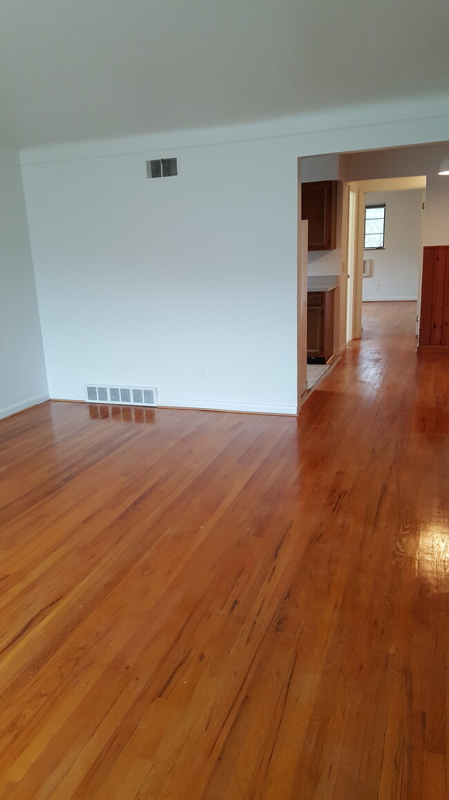 2951 Linwood Ave, Unit B