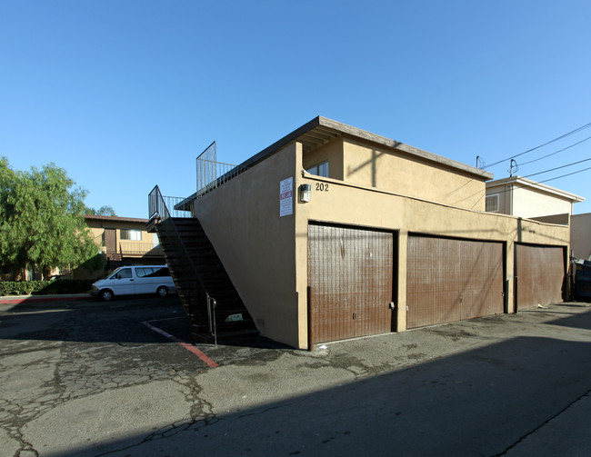 202 W Hoover Ave in Orange, CA - Foto de edificio - Building Photo