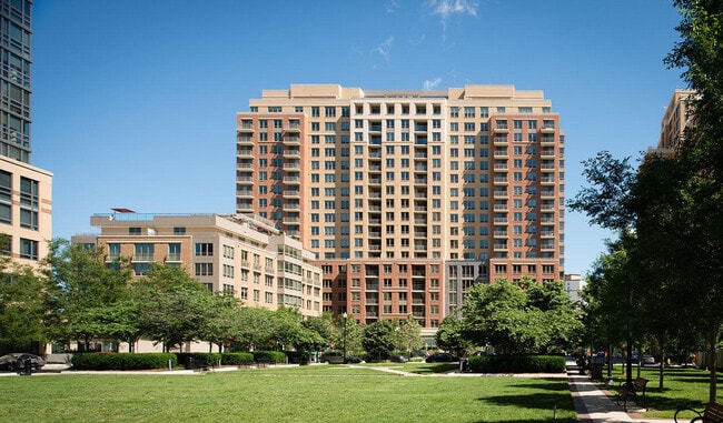 575 12th Rd S in Arlington, VA - Building Photo - Building Photo
