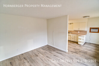 3304 N Hutchinson Rd, Unit 1 in Millwood, WA - Building Photo - Building Photo