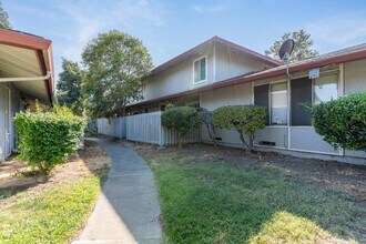 101 Villa Cir in Fairfield, CA - Building Photo - Building Photo