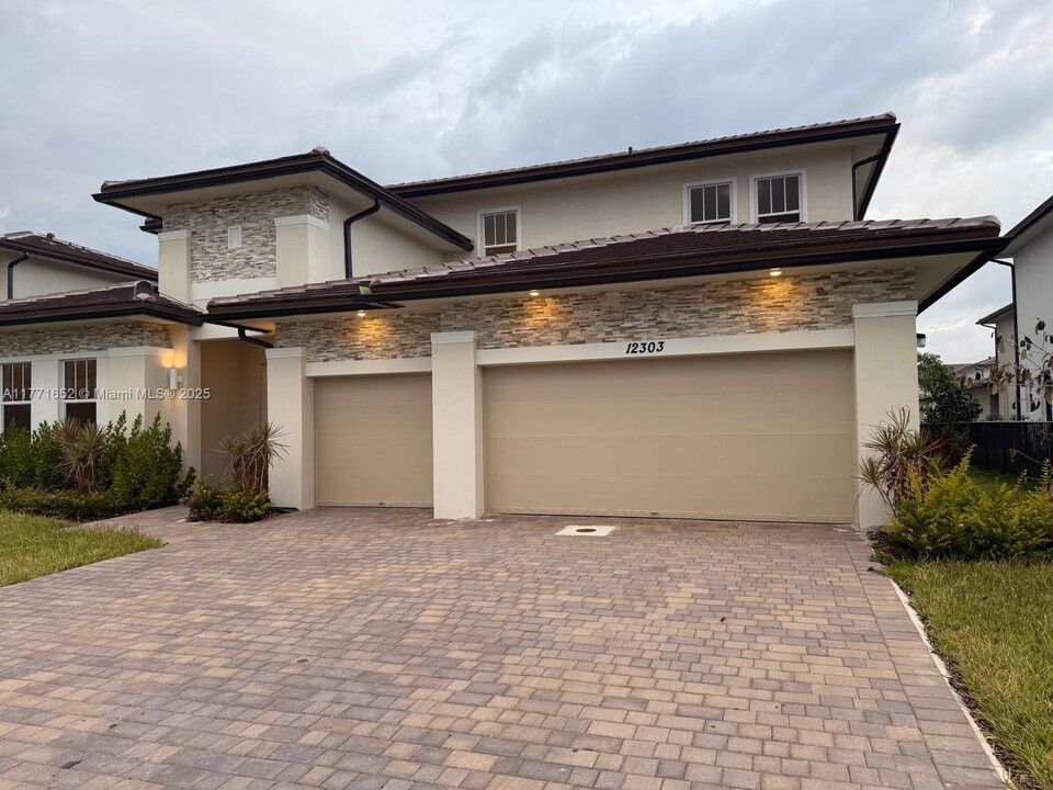 12303 SW 44th St in Davie, FL - Building Photo