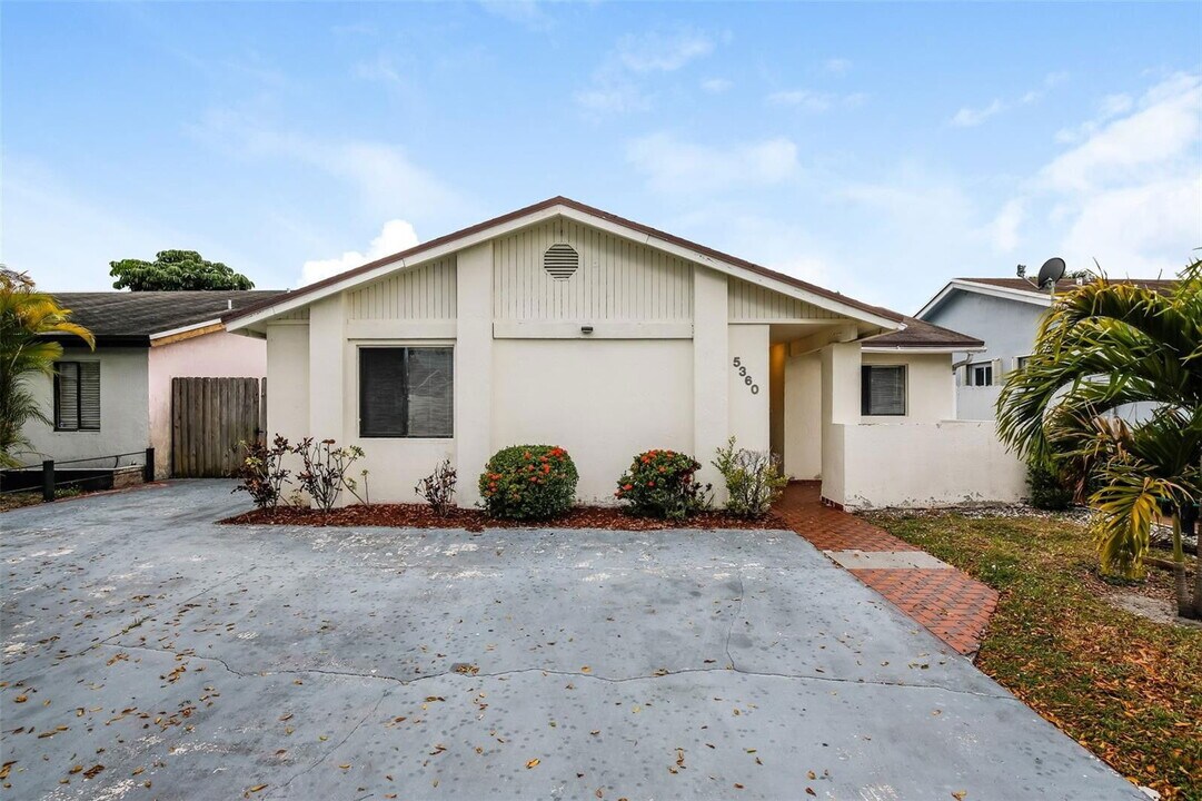 5360 NW 197th Ln in Miami Gardens, FL - Building Photo