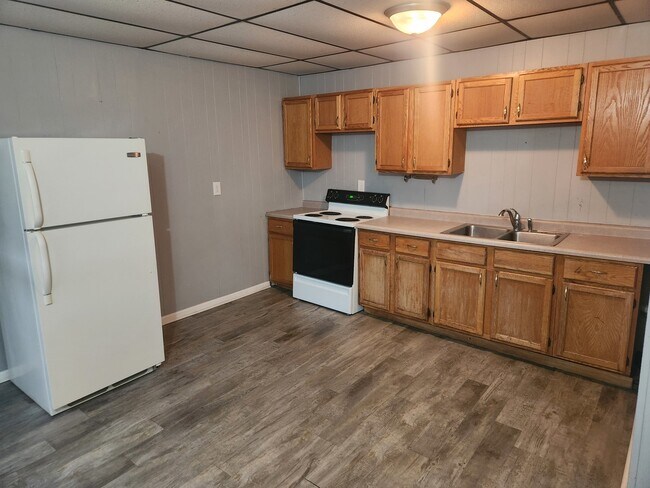 105 E Lincoln Ave in Hinckley, IL - Building Photo - Building Photo