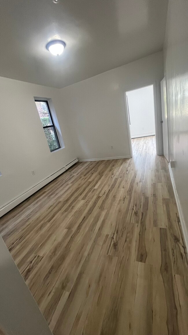 28 Elmwood Ave, Unit 2 in Irvington, NJ - Foto de edificio - Building Photo