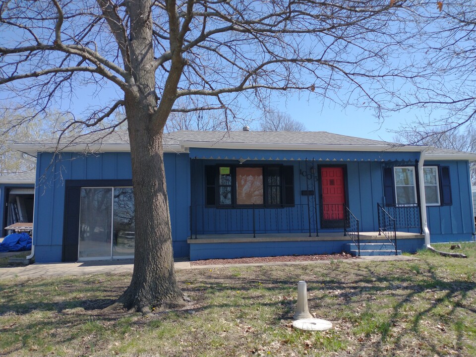 1005 Margrave St in Fort Scott, KS - Building Photo