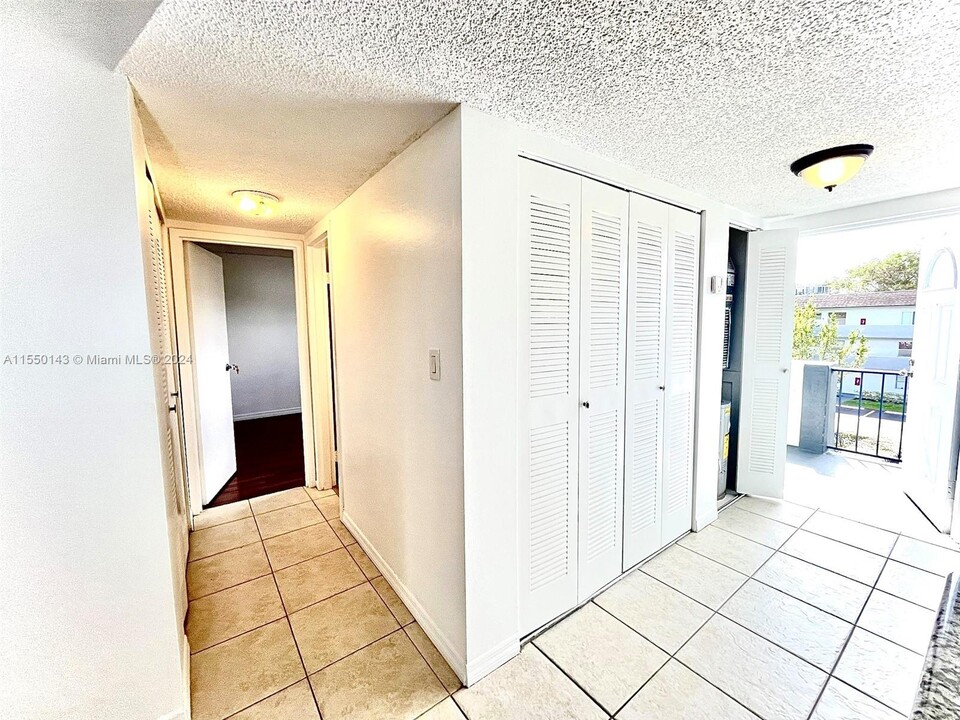 8330 Sands Point Blvd, Unit N307 in Tamarac, FL - Building Photo