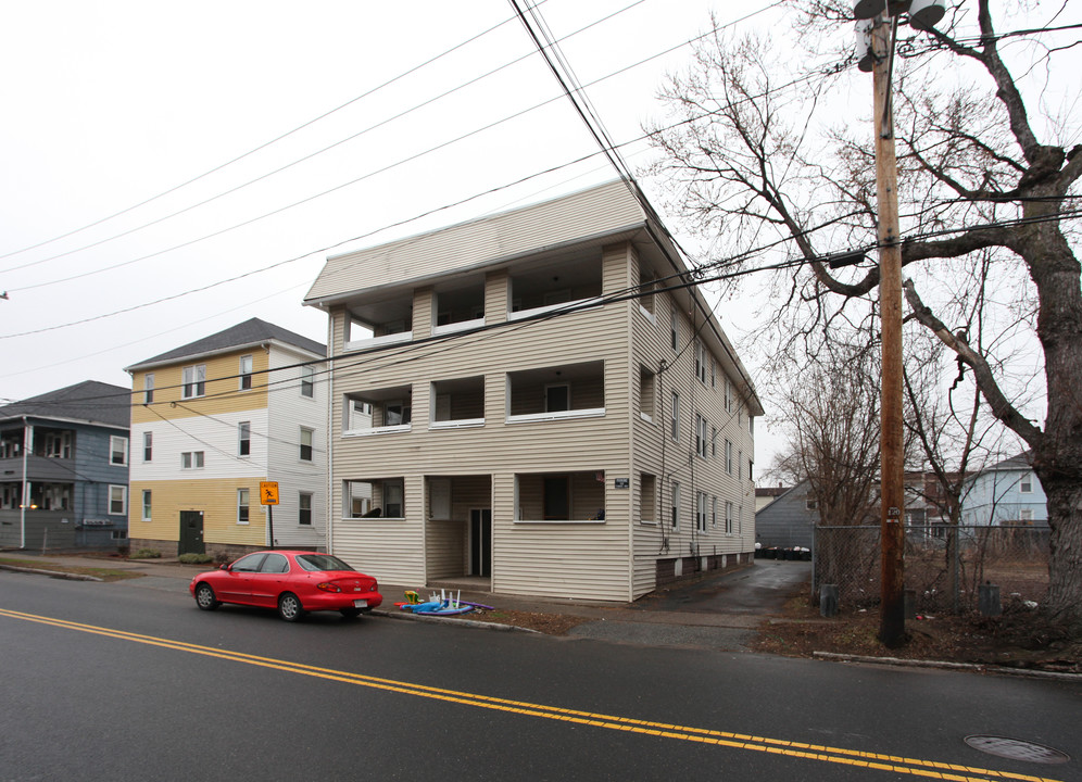 1196 Grattan St in Chicopee, MA - Foto de edificio