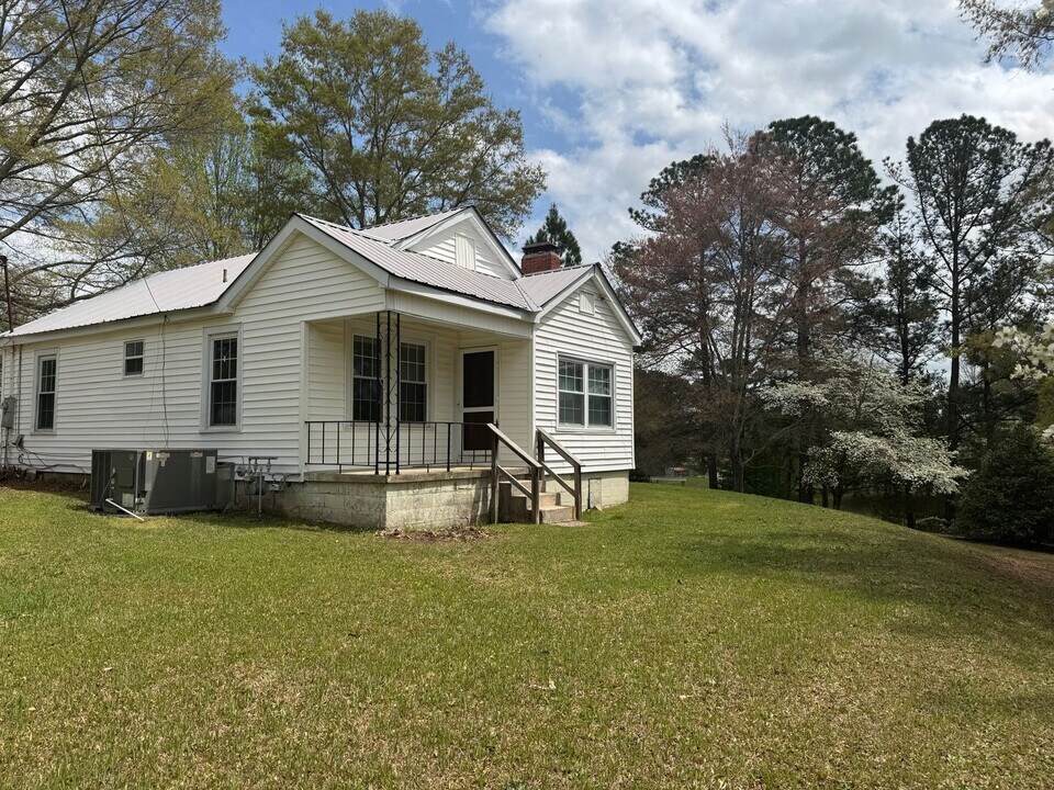 813 Cedar Springs Rd in Weaver, AL - Building Photo