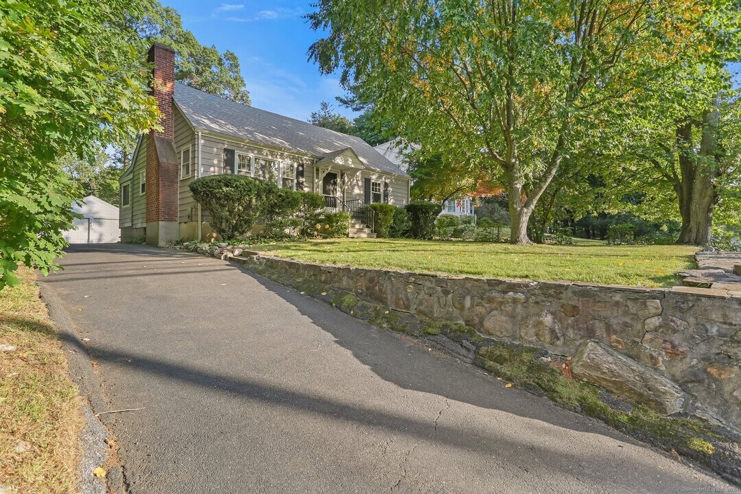 21 Hoyt St in Darien, CT - Building Photo