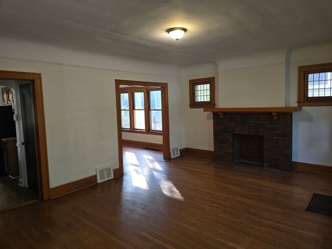 1235 Lakepointe St in Grosse Pointe Park, MI - Building Photo - Building Photo