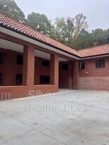 2113 W Madison Ave in Athens, TN - Building Photo