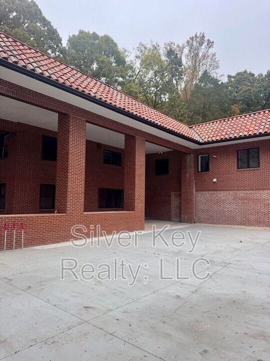 2113 W Madison Ave in Athens, TN - Building Photo