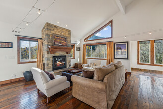 7240 Buckboard Dr in Park City, UT - Foto de edificio - Building Photo