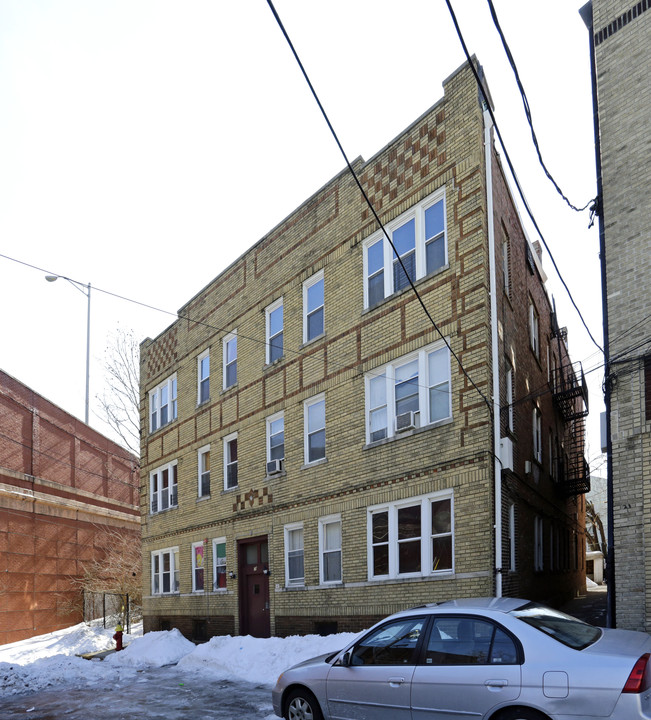 19 Louisa St in Passaic, NJ - Foto de edificio