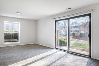 Corinth Paddock in Prairie Village, KS - Foto de edificio - Building Photo