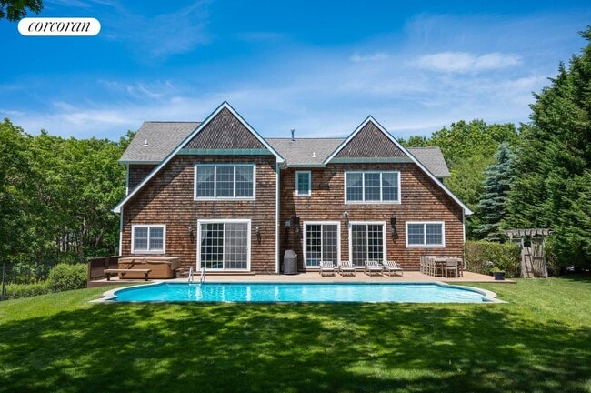 property at 12 Balcomie Ln