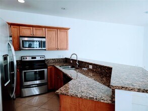 3466 NW 17th Terrace in Oakland Park, FL - Foto de edificio - Building Photo
