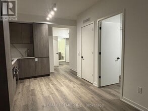 8 Interchange Wy in Vaughan, ON - Building Photo - Building Photo