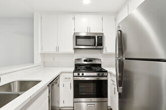 16117 W Sunset Blvd in Los Angeles, CA - Building Photo - Building Photo